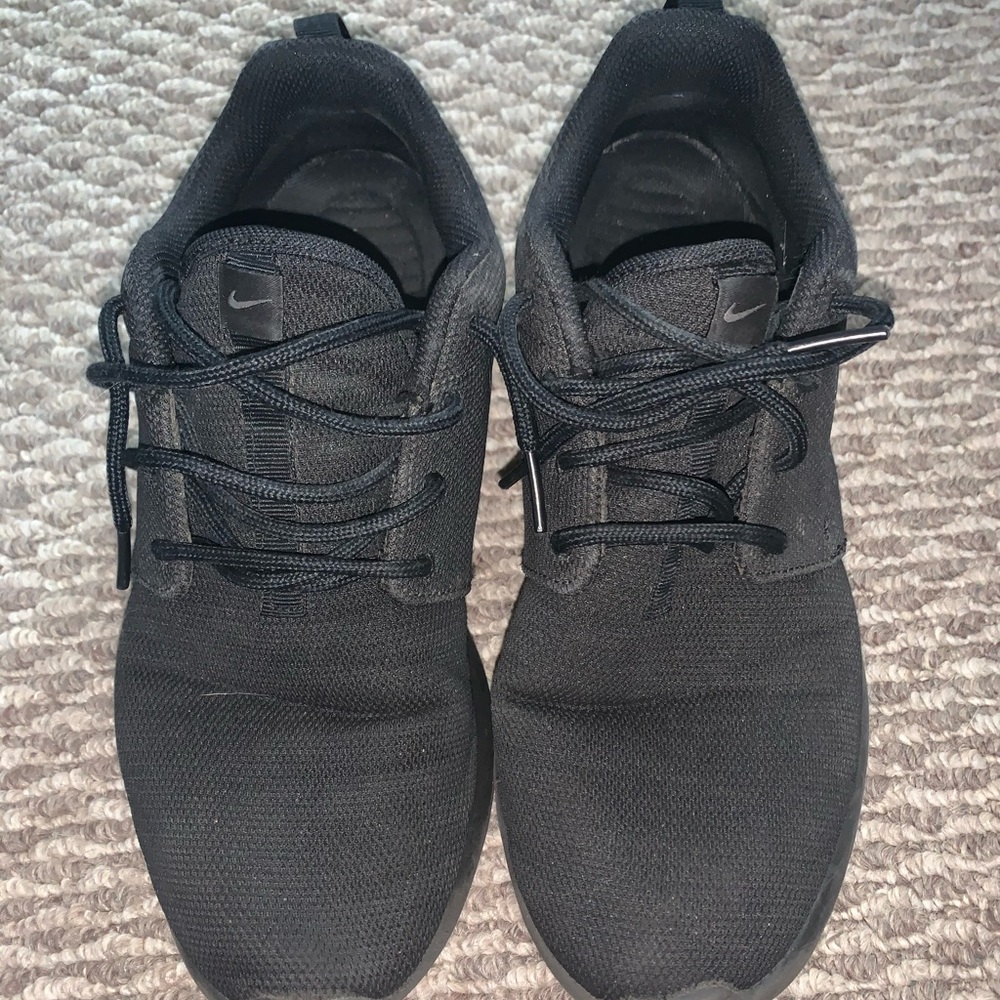 All BLACK size 9 Nike ROSHES